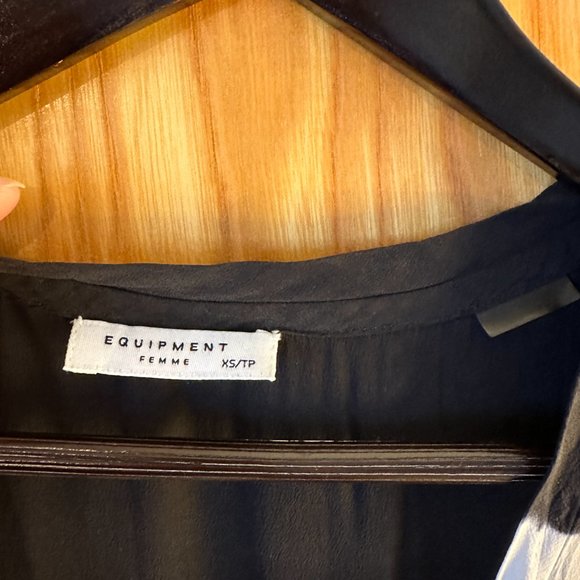 EQUIPMENT 100% Silk V-Neck T-Shirt - Picture 3 of 7